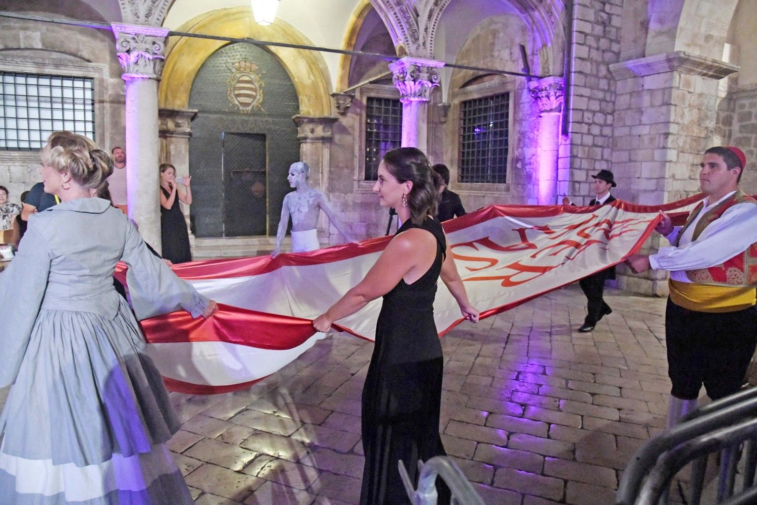 SPUŠTENA FESTIVALSKA ZASTAVA